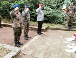 Gedenken am Clausewitz-Grabmal (v.l.n.r.):  Oberleutnant .d.R. Hans-Georg Lübke, Oberfeldwebel Marcel Kohlberg und Stabsfeldwebel Dirk Wontka (Foto: Franziska Wenning)