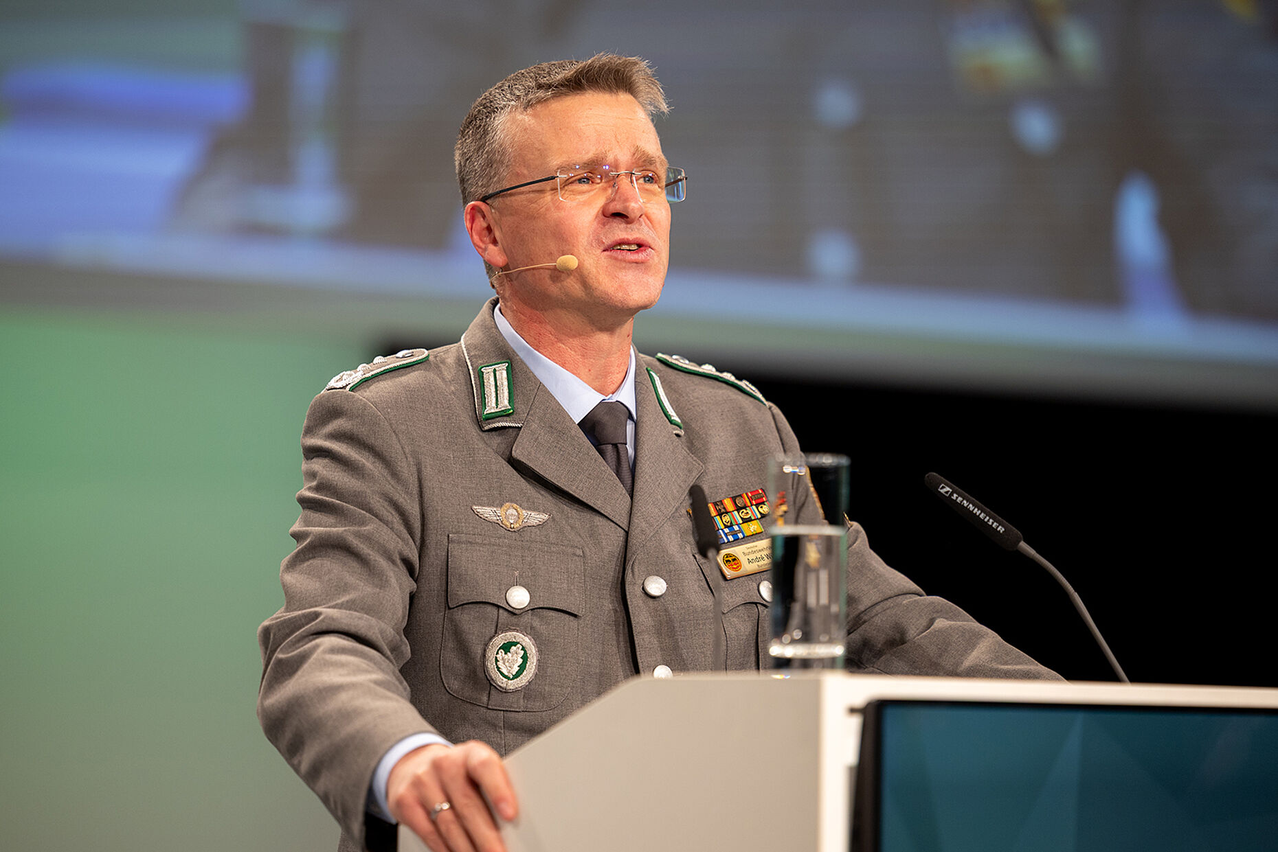 Der Bundesvorsitzende Oberst André Wüstner eröffnete die Hauptversammlung. Foto: DBwV/Yann Bombeke