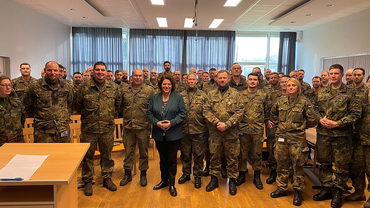 Hauptfeldwebel Britta Gobrecht (rechts neben der MdB) dankte Kerstin Vieregge für den Besuch und die Bereitschaft sich auch kritischen Fragen zu stellen. Foto: TruKa Wesel