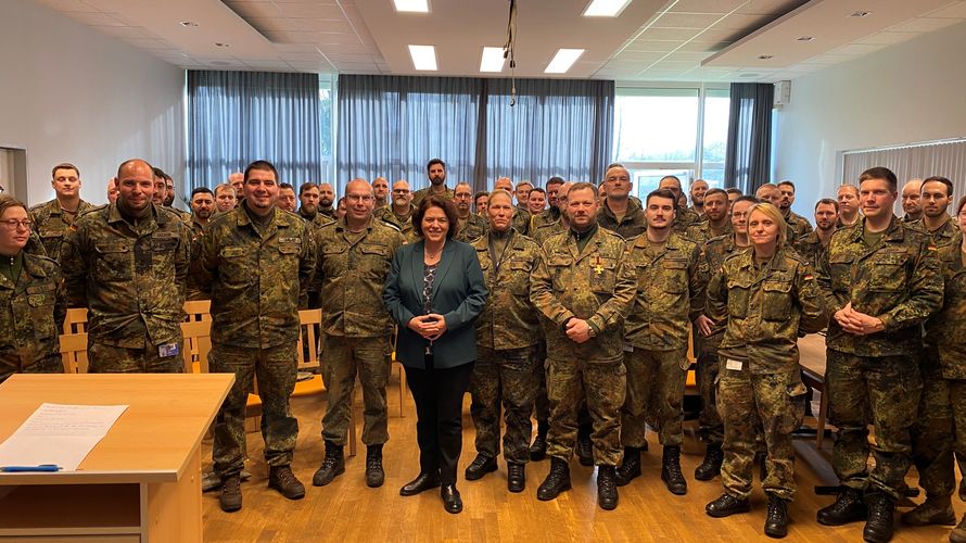 Hauptfeldwebel Britta Gobrecht (rechts neben der MdB) dankte Kerstin Vieregge für den Besuch und die Bereitschaft sich auch kritischen Fragen zu stellen. Foto: TruKa Wesel