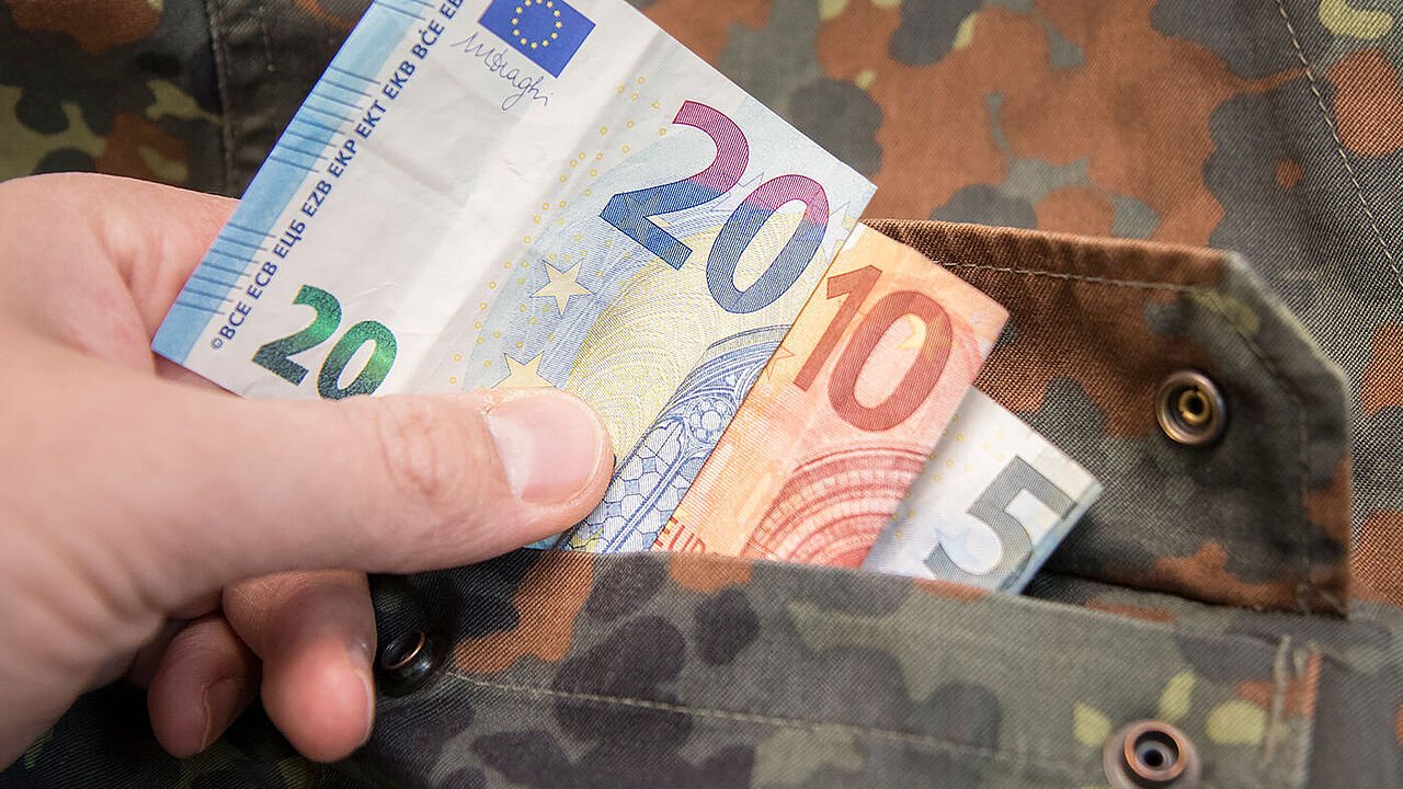 Der DBwV fordert, dass die Linearwerte des aktuellen Tarifergebnisses auf alle Besoldungsgruppen übertragen werden und somit keine wirkungsgleiche Übertragung erfolgt. Foto: DBwV/gr. Darrelmann