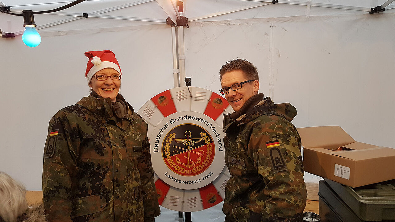 "Glücksfee" Hauptfeldwebel Nicole Lange und Hauptfeldwebel André Simmer Foto: Volker Keil