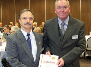 Hauptmann a.D. Uwe Köpsel (r.) dankte Hauptmann a.D. Steffen Braun für seine langjährige Arbeit. Foto: DBwV/Hahn