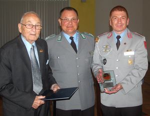 v.l.: Hauptmann a.D. Günther Lange wird von Andreas Brandes und dem Bezirksvorsitzenden Gerd Dombrowski geehrt. Foto: DBwV