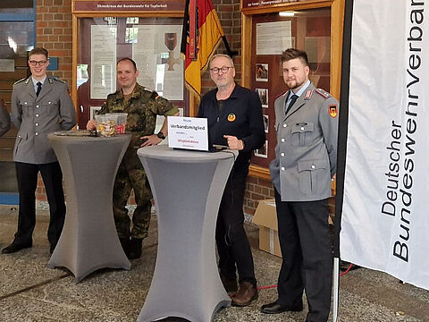 Munster: Die Begrüßung erfolgte in der Kaserne Panzertruppenschule. Foto: LV Nord
