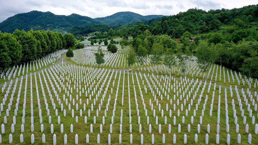 Ein Gräberfeld in der Nähe von Srebrenica. Mehr als 8000 Menschen wurden dort im Juli 1995 brutal ermordet. Foto: dpa