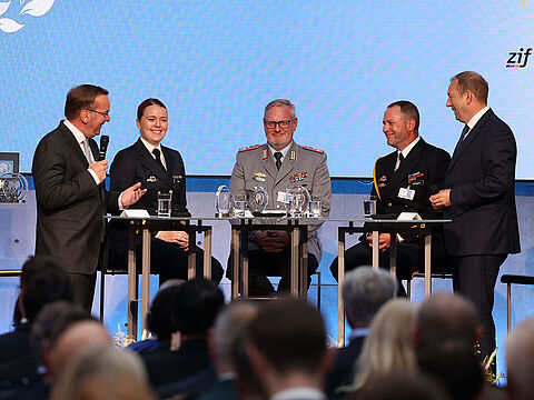 Die beim Tag des Peacekeeping geehrten Bundeswehrangehörigen Oberleutnant zur See Katrin Lange, Oberstleutnant Michael Diers (M.) und Stabsbootsmann Maik Henningsen (2.v.r.) im Gespräch mit Verteidigungsminister Boris Pistorius (l.) und dem stellvertretenden Vorsitzenden des Verteidigungsausschusses, Henning Otte. Foto: DBwV/Yann Bombeke