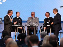 Die beim Tag des Peacekeeping geehrten Bundeswehrangehörigen Oberleutnant zur See Katrin Lange, Oberstleutnant Michael Diers (M.) und Stabsbootsmann Maik Henningsen (2.v.r.) im Gespräch mit Verteidigungsminister Boris Pistorius (l.) und dem stellvertretenden Vorsitzenden des Verteidigungsausschusses, Henning Otte. Foto: DBwV/Yann Bombeke