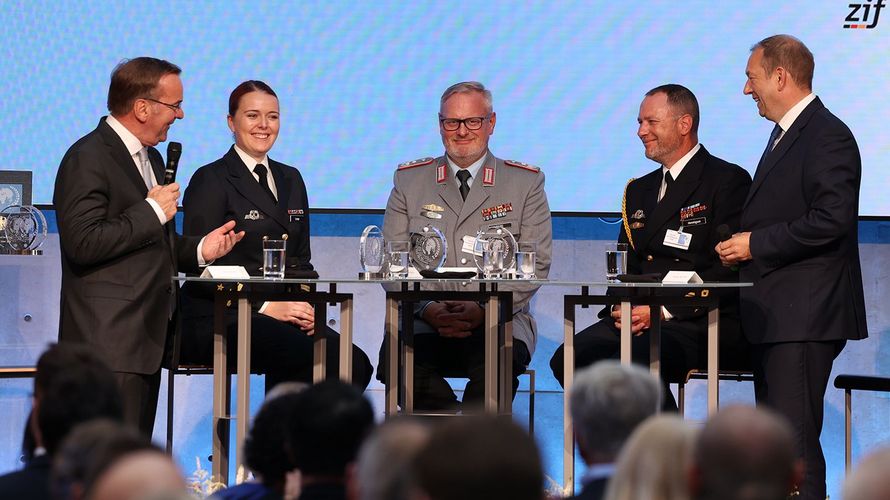 Die beim Tag des Peacekeeping geehrten Bundeswehrangehörigen Oberleutnant zur See Katrin Lange, Oberstleutnant Michael Diers (M.) und Stabsbootsmann Maik Henningsen (2.v.r.) im Gespräch mit Verteidigungsminister Boris Pistorius (l.) und dem stellvertretenden Vorsitzenden des Verteidigungsausschusses, Henning Otte. Foto: DBwV/Yann Bombeke