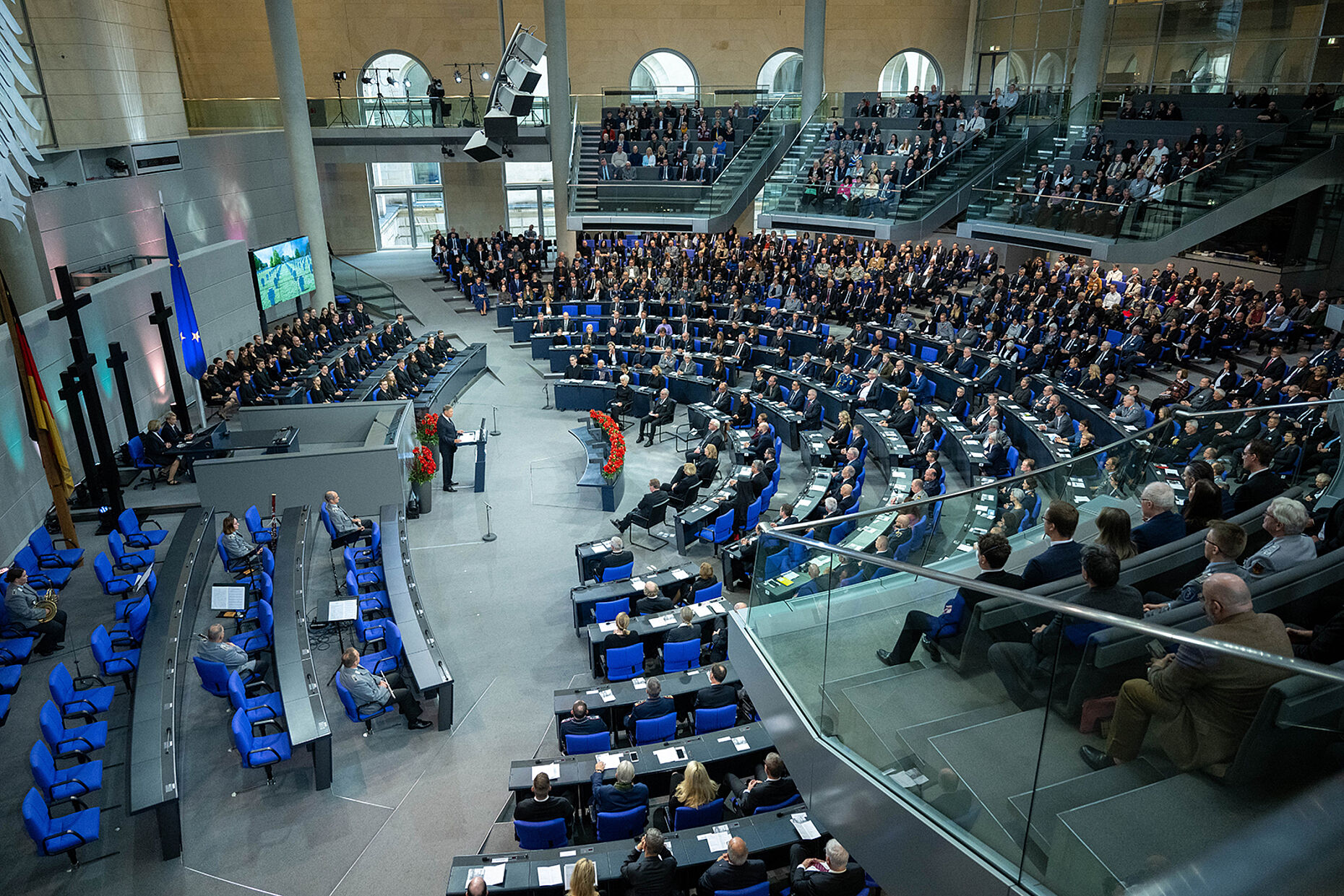 Die zentrale Gedenkveranstaltung des Volksbundes Deutsche Kriegsgräberfürsorge findet traditionell am Volkstrauertag im Bundestag statt. Foto: picture alliance/dpa/Christophe Gateau
