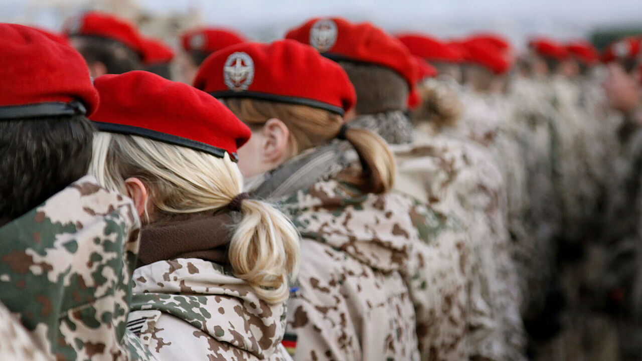 Jeder Soldat, der ehrenhaft aus der Bundeswehr ausgeschieden ist, kann sich nicht mehr nur als Veteran fühlen, sondern jetzt auch nennen. Foto: Bundeswehr/Linden