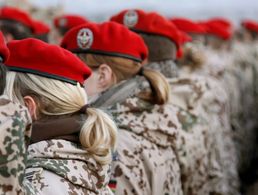 Jeder Soldat, der ehrenhaft aus der Bundeswehr ausgeschieden ist, kann sich nicht mehr nur als Veteran fühlen, sondern jetzt auch nennen. Foto: Bundeswehr/Linden