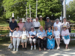 Teilnehmer der Schifffahrt mit der Organisatorin Eleonore Zenkel (2.Reihe, 2.v.r.). Foto: Wolfgang Koepke