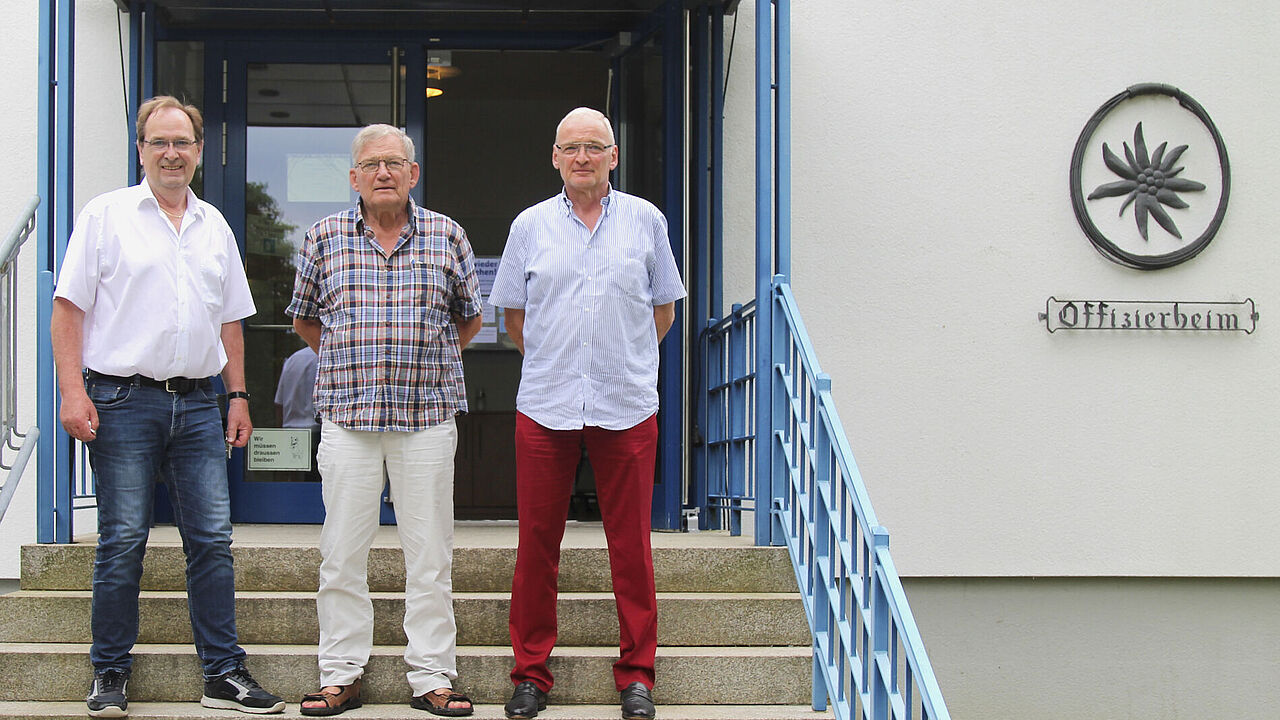 Der Wahlausschuss nach beendeter Arbeit: Bezirksvorsitzender Hans-Walter Teßler (v.l.n.r.),  Kameradschaftsvorsitzender Klaus Schwarzenberger und Kameradschaftsmitglied Manfred Freitag. Foto: KERH BGL