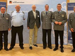 Natürlich gab es auch ein Gruppenfoto mit dem DBwV Bundesvorsitzenden für die geehrten Mandatsträger aus Daun. (v.l) Landesvorsitzender Oberstlt Lutz Meier, StFw Erwin Sungen (Verdienstnadel Bronze), Hptm a.D. Helmut Giesen (50.DBwV Jubiläum), OStFw Frank Plischke (Verdienstnadel Bronze), Bundesvorsitzender Oberst André Wüstner und Bezirksvorsitzender Oberstlt Michael Schwab. Foto: DBwV/Bombeke