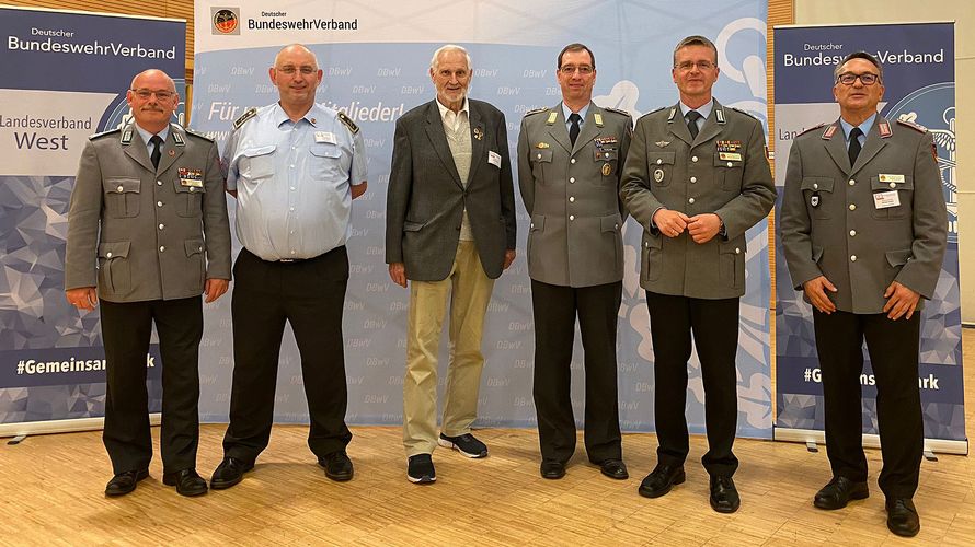 Natürlich gab es auch ein Gruppenfoto mit dem DBwV Bundesvorsitzenden für die geehrten Mandatsträger aus Daun. (v.l) Landesvorsitzender Oberstlt Lutz Meier, StFw Erwin Sungen (Verdienstnadel Bronze), Hptm a.D. Helmut Giesen (50.DBwV Jubiläum), OStFw Frank Plischke (Verdienstnadel Bronze), Bundesvorsitzender Oberst André Wüstner und Bezirksvorsitzender Oberstlt Michael Schwab. Foto: DBwV/Bombeke