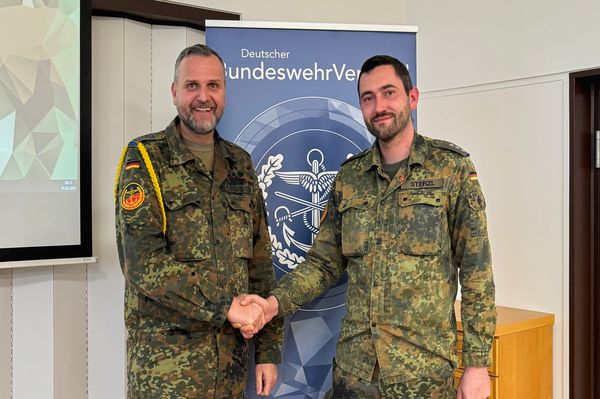 Der neue TruKa-Vorsitzende Oberstabsfeldwebel Tobias Manfred Müller (links) bedankt sich bei seinem Vorgänger im Amt Hauptmann Tobias Sterzl. Foto: Brian Berger