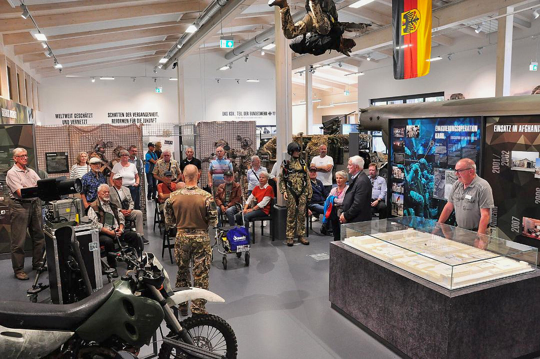 Spannende Einblicke in die Aufgaben, Ausbildung und Ausrüstung gab es bei der Führung durch die Ausstellung im Besucherzentrum. Foto: Jochen Schmid