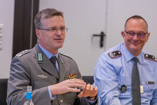 Oberst André Wüstner (l.) und Oberstleutnant Dr. Linus Strelau. Foto: Jan Schlesier