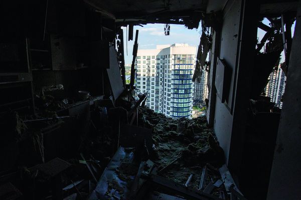Blick aus einer zerstörten Wohnung nach einem Drohnenangriff der russischen Streitkräfte auf ein Haus in Kiew. Die Russen werden aus dem Iran mit Drohnen beliefert. Das Terror-Regime der Mullahs in Teheran unterstützt auch die Hamas-Terroristen in Gaza und im Westjordanland mit den fliegenden Bomben aus dem Iran. Foto: Picture Alliance/AA