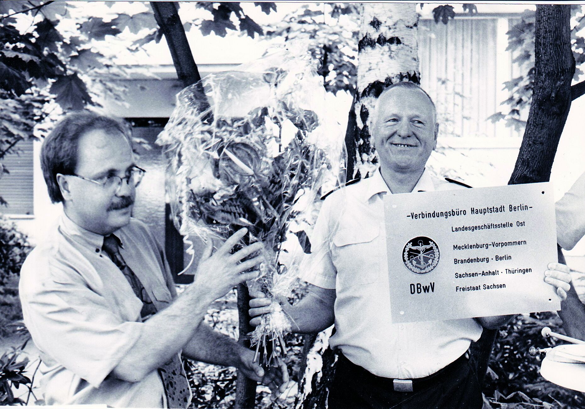 Am 12. Juli 1991 weihte Oberst Rolf Wenzel (r.) feierlich in der Warmbrunner Straße 42/44 das erste Verbindungsbüro der Bundesgeschäftsstelle in der Bundeshauptstadt Berlin ein, das zugleich als Landesgeschäftsstelle Ost diente. Foto: DBweV/Archiv