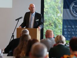 Klaus-Hermann Scharf führte als Vorsitzender des Fachbereichs Zivilbeschäftigte durch die Fachtagung in Berlin-Dahlem. Foto: DBwV/Yann Bombeke