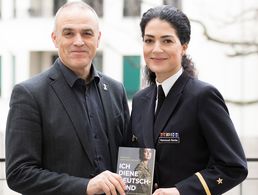 Jürgen Görlich, stellvertretender Bundesvorsitzender des DBwV, und Nariman Hammouti-Reinke, Vorstandsvorsitzende von Deutscher.Soldat.e.V. und Buchautorin