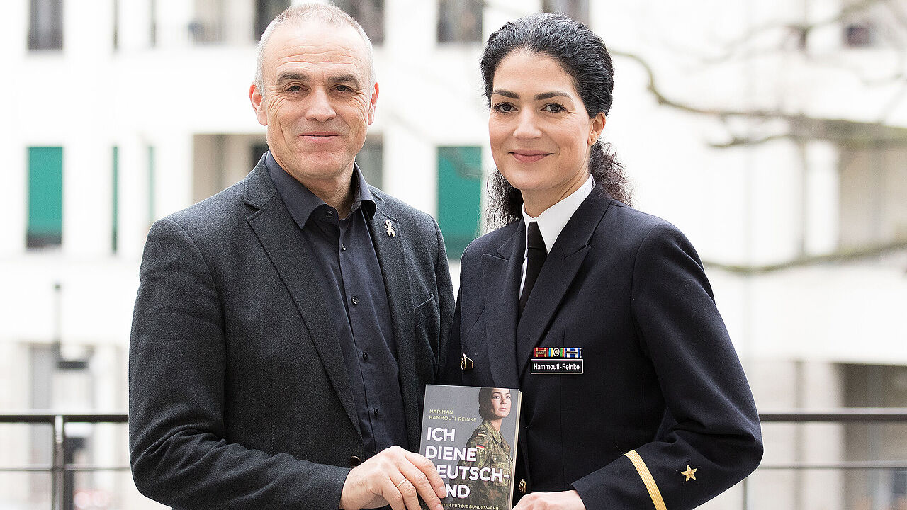 Jürgen Görlich, stellvertretender Bundesvorsitzender des DBwV, und Nariman Hammouti-Reinke, Vorstandsvorsitzende von Deutscher.Soldat.e.V. und Buchautorin