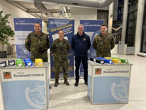 (v.l.) Hauptmann Ralf Otte, Oberleutnant Saskia Buschmann, Stabsfeldwebel a.D. Stephan Hansen und Hauptfeldwebel Eugen Kass. Foto: DBwV       