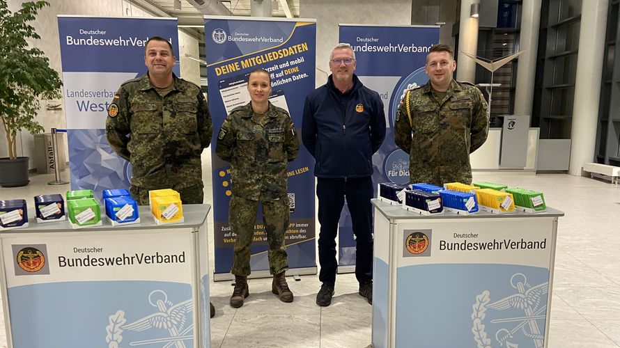 (v.l.) Hauptmann Ralf Otte, Oberleutnant Saskia Buschmann, Stabsfeldwebel a.D. Stephan Hansen und Hauptfeldwebel Eugen Kass. Foto: DBwV       