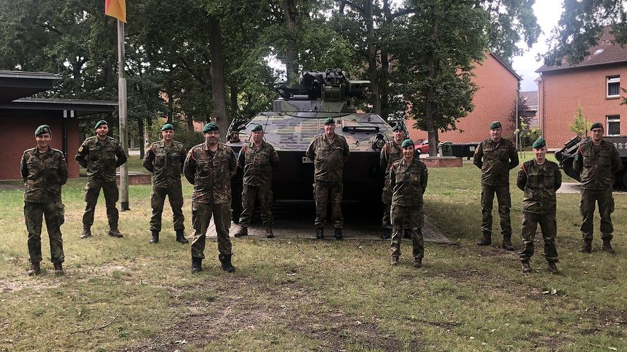 Der neue Vorstand des Panzergrenadierlehrbataillons 92 mit dem Wahlleiter Hannes Dreier (Mitte). Foto: DBwV/LV Nord