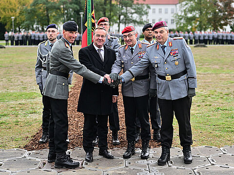 Verteidigungsminister Boris Pistorius (2.v.l.) und Generalinspekteur Carsten Breuer (2.v.r.) besiegeln die Übergabe des Heeres von Generalleutnant Alfons Mais (r.) an Generalleutnant Dr. Christian Freuding. Foto: picture alliance/dpa/Sebastian Christoph Gollnow 