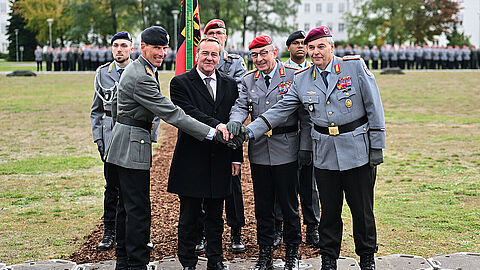 Verteidigungsminister Boris Pistorius (2.v.l.) und Generalinspekteur Carsten Breuer (2.v.r.) besiegeln die Übergabe des Heeres von Generalleutnant Alfons Mais (r.) an Generalleutnant Dr. Christian Freuding. Foto: picture alliance/dpa/Sebastian Christoph Gollnow 