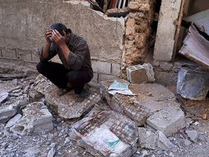 Ein syrischer Mann trauert um Opfer eines mutmaßlich mit Chemiewaffen geführten Angriffs auf die Stadt Duma am 7. April. Foto: Imago