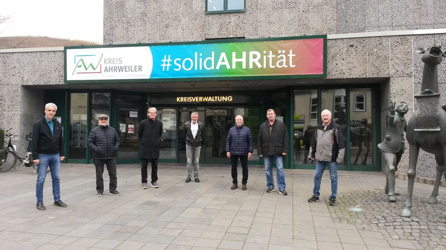 Stellvertretend für die Kreisverwaltung Ahrweiler dankte Erich Seul den Mitgliedern der KERH Ahrweiler für ihren Einsatz. Foto: Jürgen Schumacher