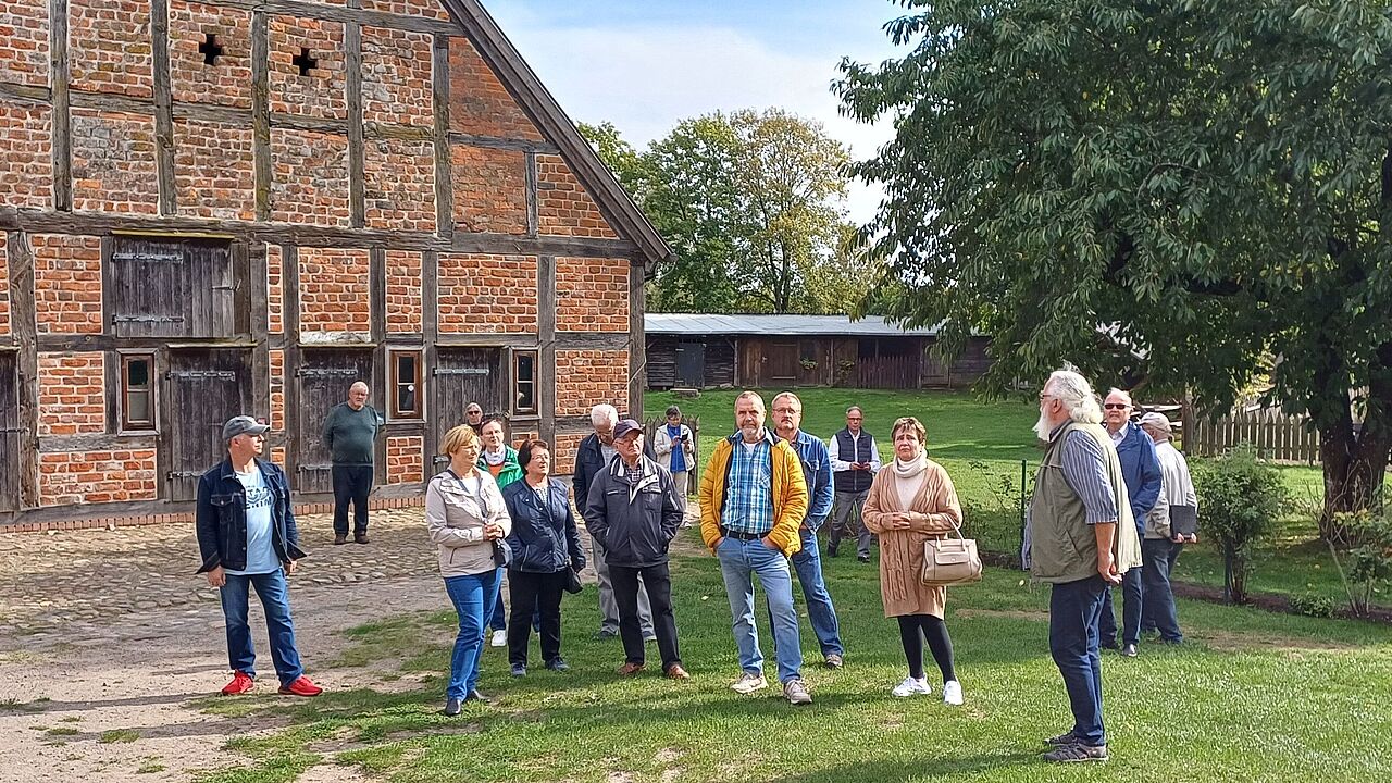 Der Kastellan der Burg Stargard, Frank Saß (r) nahm dieTeilnehmer der KERH Neubrandenburg mit auf eine ausführliche Reise durch die Geschichte der Burg. Foto: Matthias Jetschick