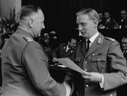 Als geschäftsführender Bundesvorsitzender des DBwV eröffnete Oberstleutant i.G. Lothar Domröse (rechts) die  5. Hauptversammlung und ehrte verdiente Mitglieder. Foto: DBwV/Archiv