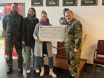 Sie sammelten 2000 Euro für die HVMS (v.l.n.r.): Stabsfeldwebel Oliver Schacht, Katrin Deilke, Kirsten Nix und Vorsitzender STruKa Shape Stabsfeldwebel Carsten Tüllner. Foto: TsTruKa SHAPE
