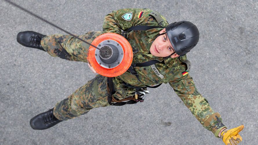 Beim Lehrgang Bergrettung wird ein Teilnehmer mit der Seilwinde gewincht. In der Bundeswehr geht es momentan leider nicht so schnell aufwärts Foto: Bundeswehr/Jane Schmidt
