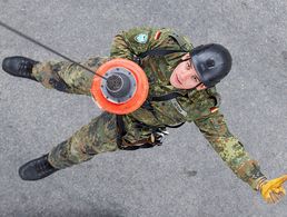 Beim Lehrgang Bergrettung wird ein Teilnehmer mit der Seilwinde gewincht. In der Bundeswehr geht es momentan leider nicht so schnell aufwärts Foto: Bundeswehr/Jane Schmidt