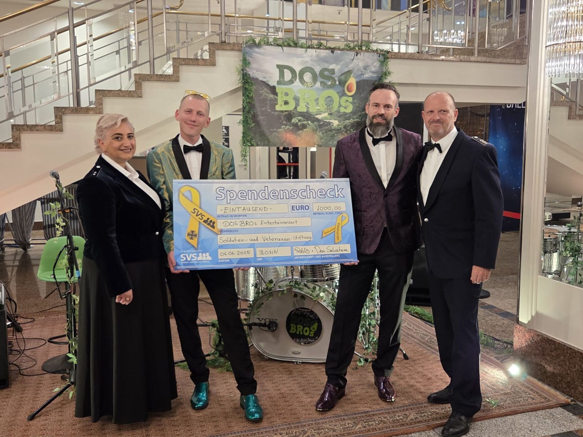 Eine Spende von 1000 Euro für die SVS übergaben die DOS BROs an den Vorstand Luftwaffe. Foto: DBwV