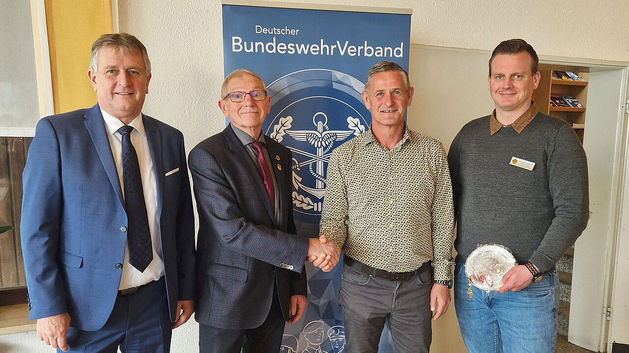 Nach der Wahl der KERH Amberg übergibt Hauptmann a.D. Heinrich Herbort (2.v.l.) den Vorsitz an Stabsfeldwebel a.D. Reinhard Goger (3.v.l.). Foto: IST