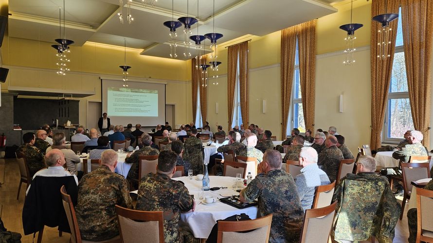 Auch in Köln organisieren DBwV Mandatsträger ehrenamtlich Informationsseminare für zur Entlassung heranstehende Kameradinnen und Kameraden. Foto: Michael Hauth