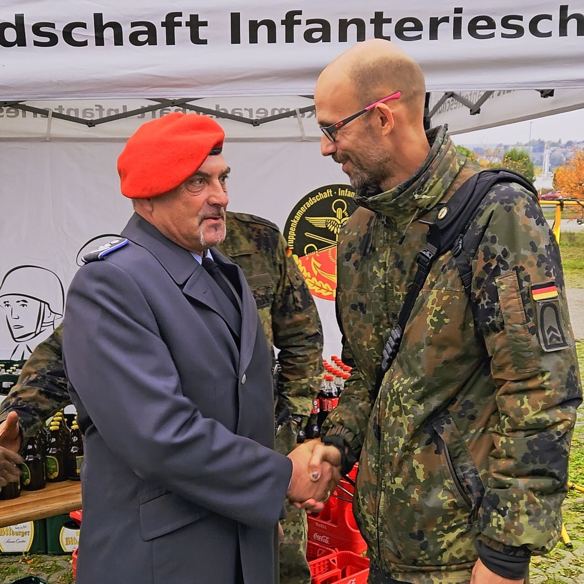 Landesvorsitzender Oberstleutnant a.D. Josef Rauch dankt Betreuungsfeldwebel Oberfeldwebel Günther Ludwig für dessen großartige Organisation dieses Events. Foto: ik