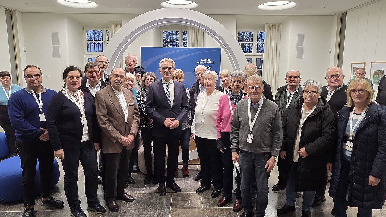 Der Präsident des Landtags Rheinland-Pfalz, Hendrik Hering (Mitte), mit der Besuchergruppe der KERH Westerwald. Foto:  Thomas Mockenhaupt (Leiter Abgeordnetenbüro des Landtagspräsidenten)