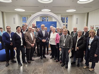 Der Präsident des Landtags Rheinland-Pfalz, Hendrik Hering (Mitte), mit der Besuchergruppe der KERH Westerwald. Foto:  Thomas Mockenhaupt (Leiter Abgeordnetenbüro des Landtagspräsidenten)