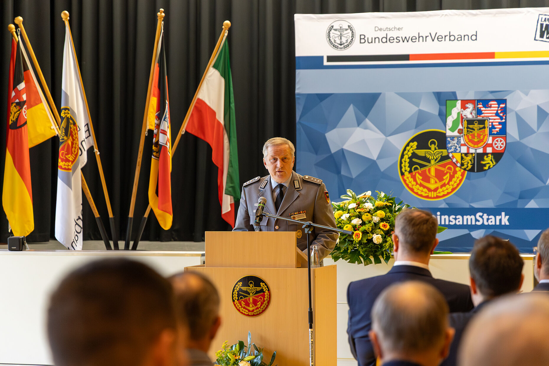 In seiner Begrüßungsrede reflektierte der Stellvertreter des Landesvorsitzenden, Hauptmann a.D. André Häusler, die von Anbeginn enge und auch kritische Begleitung der Streitkräfte durch den Deutschen BundeswehrVerband. Foto: DBwV/Sarina Flachsmeier