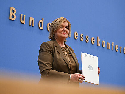 Zum fünften Mal stellte Eva Högl den Jahresbericht vor. Große Probleme sieht die Wehrbeauftragte beim Thema Personal. Foto: picture alliance / REUTERS / Annegret Hilse 