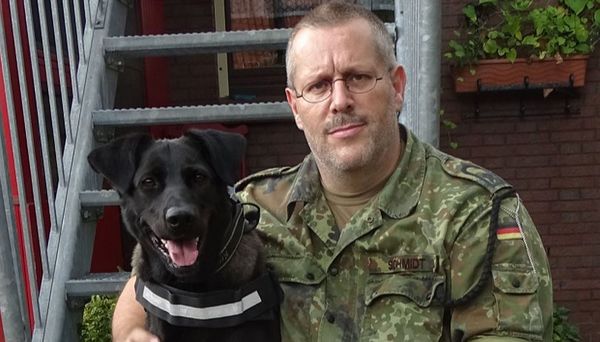 Weil Krümel ihm so guttut, möchte Hauptfeldwebel Alexander Schmidt, dass auch andere PTBS-erkrankte Soldatinnen und Soldaten von einem Therapiehund profitieren. Foto: Aktion Pfötchen