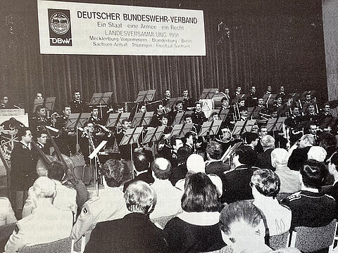 Die erste Landesversammlung: Vom 3. bis 5. April 1991 hoben im Magdeburger Congress Center 200 gewählte Delegierte aus den fünf neuen Bundesländern und Berlin den Landesverband Ost aus der Taufe.
